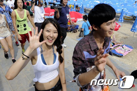 본문 이미지 - 4일 부산 해운대해수욕장에서 열린 '비키니 페스티벌'에 참가한 슈퍼모델 예비진출자들이 수영복 차림으로 거리행진을 하고 있다. 2013.8.4/뉴스1 © News1   전혜원 기자