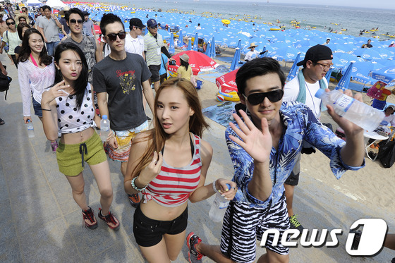 (부산=뉴스1) 전혜원 기자 = 4일 부산 해운대해수욕장에서 열린 '비키니 페스티벌'에 참가한 슈퍼모델 예비진출자들이 수영복 차림으로 거리행진을 하고 있다. 2013.8.4/뉴스1 …
