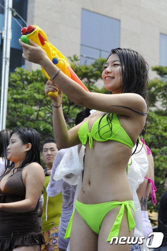 (부산=뉴스1) 전혜원 기자 = 4일 부산 해운대해수욕장에서 열린 '물의 난장' 행사에 참가한 피서객들이 물총 싸움을 하며 더위를 식히고 있다. 2013.8.4/뉴스1