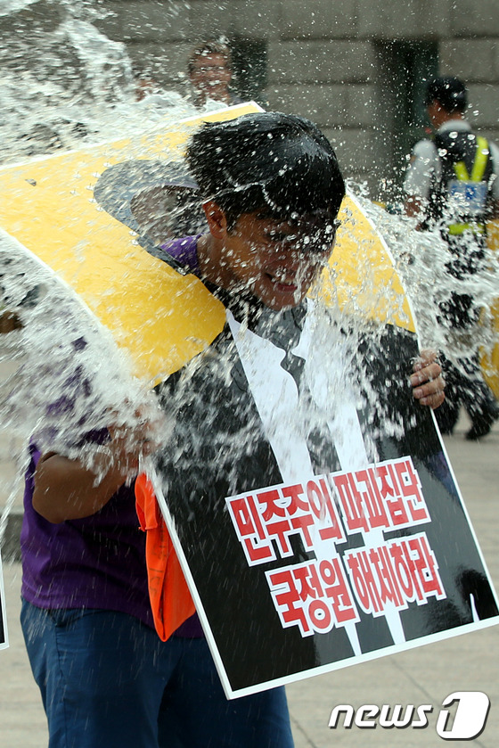 (서울=뉴스1) 이광호 기자 = 통합진보당이 5일 오후 시청 앞 서울광장에서 열린 국정원 대선정치공작 진상규명과 책임자 처벌 및 해체를 위한 실천단 발족 및 10만 시국선언 추진 …