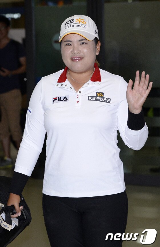 본문 이미지 - 브리티시여자 오픈에 출전했던 프로골퍼 박인비 선수가 6일 오전 인천국제공항을 통해 입국한 뒤 기자회견을 갖고 있다. 휴식을 취하기 위해 입국한 박인비는 다음달 열리는 에바앙 챔피언십에서 메이저 대회 4승에 다시 도전할 예정이다. 2013.8.6/뉴스1 © News1   박지혜 기자