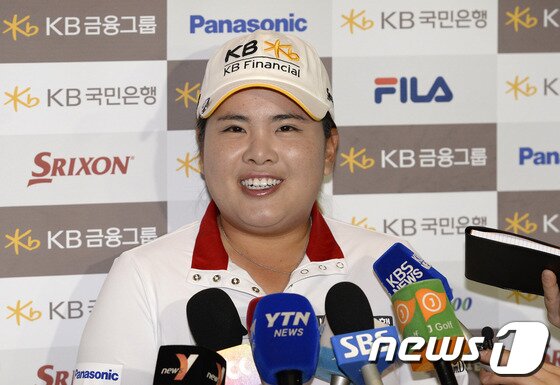 본문 이미지 - 미국여자프로골프(LPGA)투어 브리티시여자오픈에 출전해 준우승을 차지한 프로골퍼 최나연 선수가 6일 오전 인천국제공항을 통해 입국하고 있다. 최 선수는 5일(한국시간) 영국 스코틀랜드 세인트앤드루스 골프장에서 열린 대회 마지막 홀에서 역전 당해 스테이시 루이스(28, 미국, 8언더파 280타)에게 우승컵을 내주며 박희영(26·하나금융그룹)과 공동 2위(6언더파 282타)에 그쳐 아쉬운 준우승을 차지했다. 2013.8.6/뉴스1 © News1   박지혜 기자
