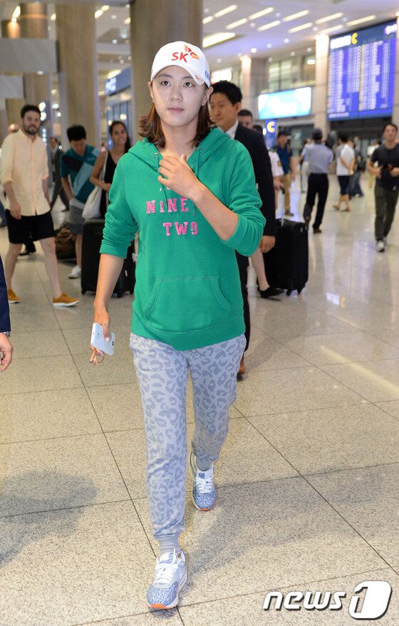 본문 이미지 - 미국여자프로골프(LPGA)투어 브리티시여자오픈에 출전해 준우승을 차지한 프로골퍼 최나연 선수가 6일 오전 인천국제공항을 통해 입국한 뒤 기자회견을 갖고 있다. 최 선수는 5일(한국시간) 영국 스코틀랜드 세인트앤드루스 골프장에서 열린 대회에서 마지막 홀에서 역전 당해 스테이시 루이스(28, 미국, 8언더파 280타)에게 우승컵을 내주며 박희영(26·하나금융그룹)과 공동 2위(6언더파 282타)에 그쳐 아쉬운 준우승을 차지했다. 2013.8.6/뉴스1 © News1   박지혜 기자