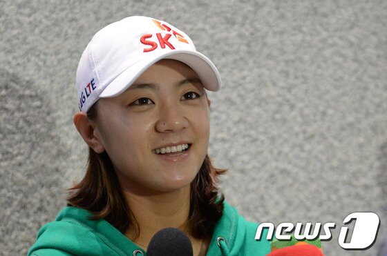 본문 이미지 - 미국여자프로골프(LPGA)투어 브리티시여자오픈에 출전해 준우승을 차지한 프로골퍼 박희영(26·하나금융그룹) 선수가 6일 오후 인천국제공항을 통해 입국하며 손을 흔들어 인사하고 있다. 2013.8.6/뉴스1 © News1   양동욱 기자