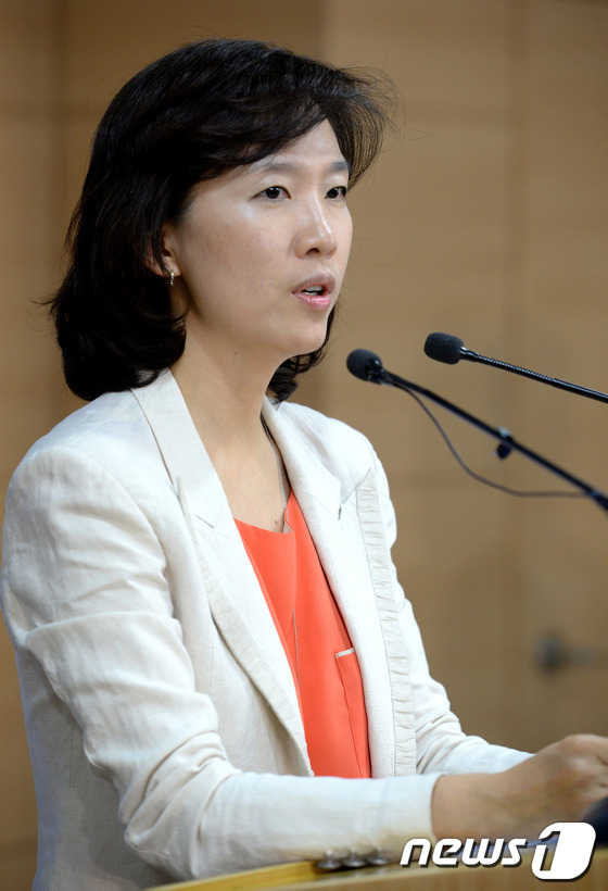 (서울=뉴스1) 박정호 기자 = 박수진 통일부 부대변인이 7일 오전 세종로 정부서울청사에서 가진 정례브리핑에서 열병식에 등장한 핵배낭 등에 대한 취재진의 질문에 답하고 있다. 북한 …