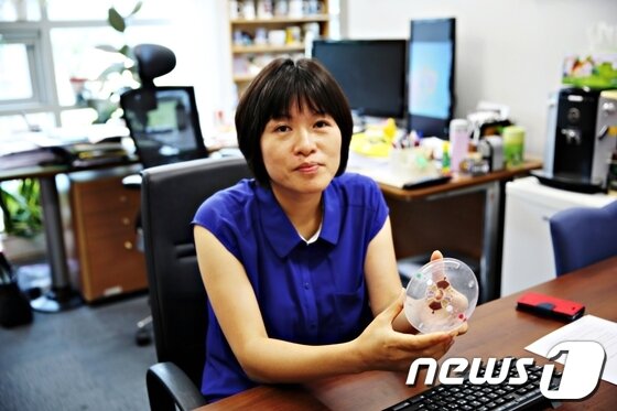 본문 이미지 - UNIST 조윤경 교수와 싱가포르 국립대학&#40;NUS&#41; 장영태 교수 공동 연구팀이 카페인 농도를 쉽게 확인할 수 있는 연구를 성공리에 마무리했다. UNIST 조윤경 교수가 자신의 연구실에서 이번 연구의 핵심 중 하나인 랩온어디스크를 들어 보이고 있다. &#40;UNIST 제공&#41; © News1  