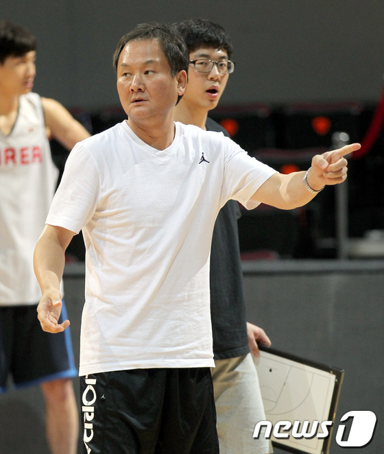 마닐라(필리핀)=사진공동취재단 = 2013 남자농구 아시아선수권대회에서 카타르와의 8강전을 하루 앞둔 한국농구대표팀이 8일 밤 필리핀 마닐라 몰 오브 아시아 아레나에서 훈련을 했다 …