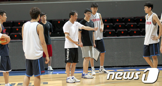 마닐라(필리핀)=사진공동취재단 = 2013 남자농구 아시아선수권대회에서 카타르와의 8강전을 하루 앞둔 한국농구대표팀이 8일 밤 필리핀 마닐라 몰 오브 아시아 아레나에서 훈련을 했다 …