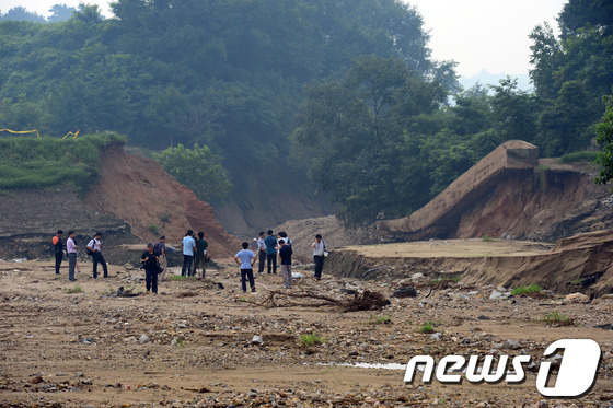 (여주=뉴스1) 정회성 기자 = 4대강사업국민검증단이 9일 오전 경기 여주군 대신면 옥촌리 옥촌저수지 제방 붕괴 현장에서 '남한강 일원 4대강사업 현장조사'를 벌이고 있다. 4대강 …