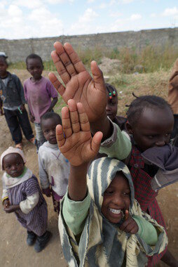 본문 이미지 - 한국의 봉사단의 작업 현장에 슬럼가 아이들이 몰려와 손을 내밀고 있다. © News1 강현창 기자