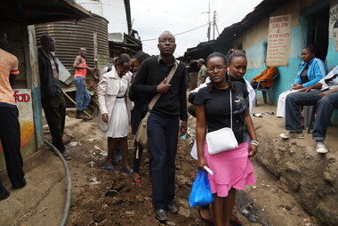 본문 이미지 - 케냐타대학교의 의대생들이 예탁원 봉사대와 함께 의료봉사를 위해 키베라를 찾았다. © News1 강현창 기자  
