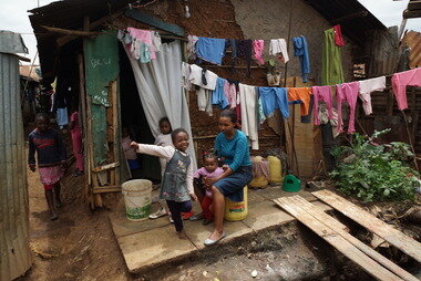 본문 이미지 - 봉사활동이 이뤄지는 교회 뒤에 거주하는 일가족 천진한 아이의 표정과 달리 어머니의 얼굴에는 피곤한 기색이 역력하다. © News1 강현창기자  