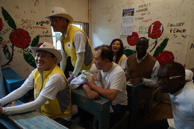 본문 이미지 - 예탁원 봉사단들이 오코스의원이 졸업한 학교&#40;Children of Kibra&#41;에서 현지 직원의 설명을 듣고 있다. © News1 강현창 기자  
