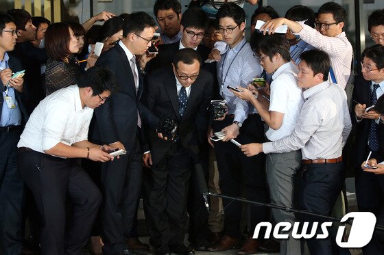 본문 이미지 - 전두환 전 대통령의 장남 재국씨가 10일 오후 서울중앙지검에 미납추징금 1672억원에 대한 자진납부 계획서를 제출하고 검찰을 나서며 고개 숙여 인사하고 있다. © News1 한재호 기자