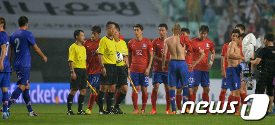 (전주=뉴스1) 이동원 기자 = 10일 오후 전주월드컵경기장에서 열린 하나은행 초청 축구국가대표팀 친선경기 대한민국과 크로아티아와의 경기에서 1대2로 패한 대한민국 축구대표팀 선수 …