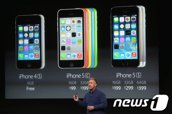 본문 이미지 - 10일&#40;현지시간&#41; 미국 캘리포니아 쿠퍼티노 애플 캠퍼스에서 필 쉴러 부사장이 아이폰5S와5C를 소개하고 있다.©AFP= News1   