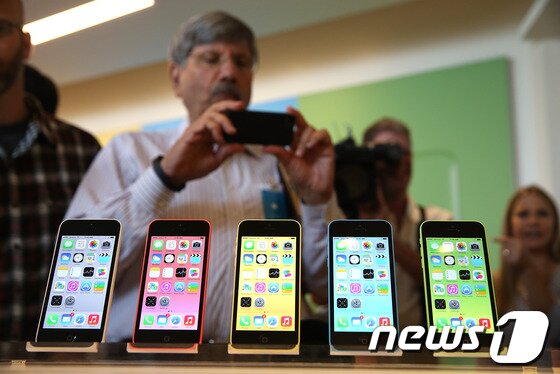 본문 이미지 - 10일&#40;현지시간&#41; 미국 캘리포니아 쿠퍼티노 애플 캠퍼스에서 열린 아이폰5S-5C 출시행사에서 참석자들이 제품을 둘러보고  있다.©AFP= News1   