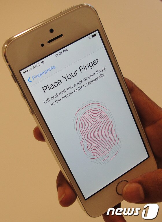 본문 이미지 - 10일&#40;현지시간&#41; 미국 캘리포니아 쿠퍼티노 애플 캠퍼스에서 열린 아이폰5S-5C 출시행사에서 참석자들이 제품을 둘러보고 있다.©AFP= News1  