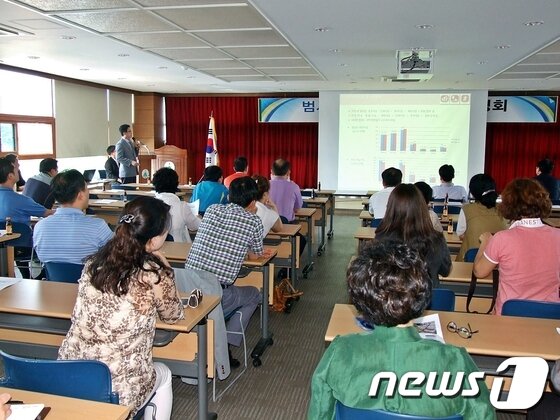 본문 이미지 - 울산 울주군은 10일 오후 범서읍사무소에서 ‘범서 구영체육시설 조성 타당성 검토용역 제2차 주민설명회’를 개최하고 운동장과 체육관 조성 계획을 주민들에게 전파했다. © News1 김규신 기자    
