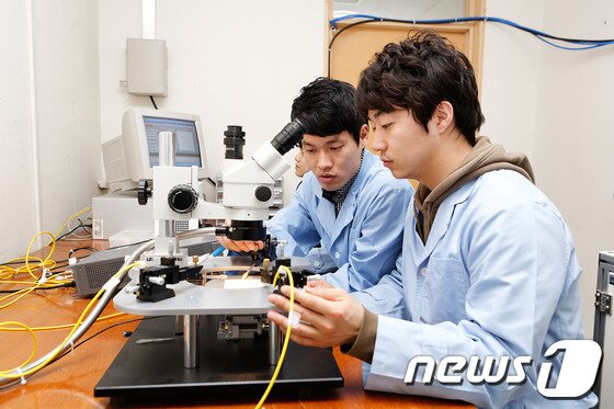 본문 이미지 - 울산대학교 물리학과 학생들이 학과 내 신재생에너지실험실에서 물성을 실험하고 있다. © News1  
