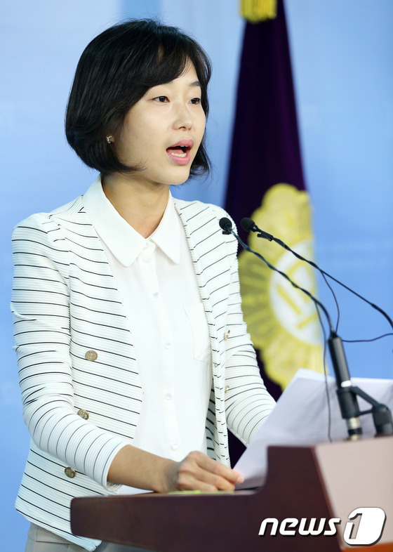 (서울=뉴스1) 오대일 기자 = 국정원이 통합진보당 김미희·김재연 의원의 'RO 조직' 연계 여부를 밝히기 위한 수사에 착수한 가운데 김재연 의원이 12일 국회 정론관에서 '내란음 …