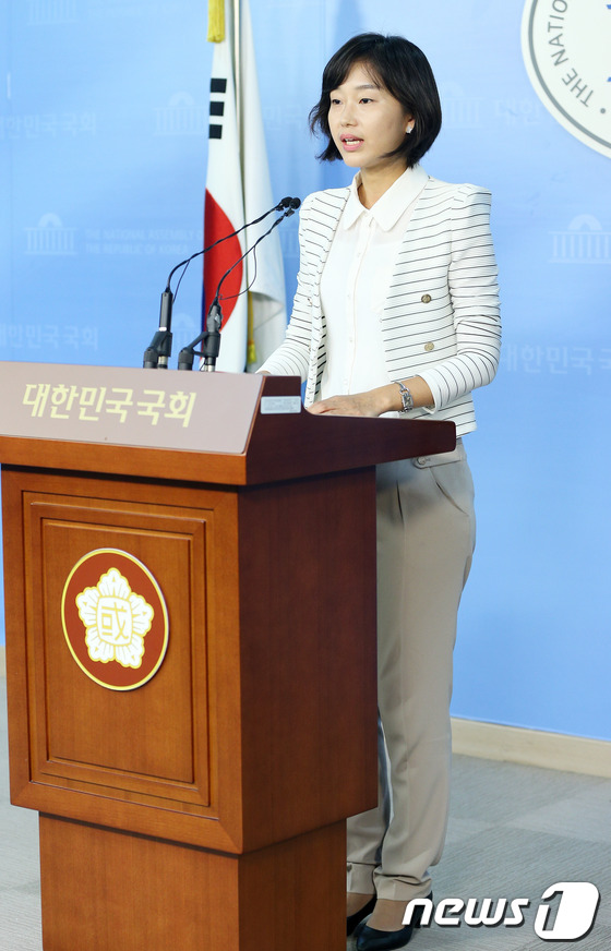 (서울=뉴스1) 오대일 기자 = 국정원이 통합진보당 김미희·김재연 의원의 'RO 조직' 연계 여부를 밝히기 위한 수사에 착수한 가운데 김재연 의원이 12일 국회 정론관에서 '내란음 …