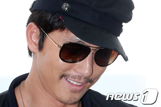 영화 '감시자들'의 배우 정우성이 '제38회 토론토국제영화제'에 참석차 12일 오후 인천국제공항을 통해 출국하고 있다. 2013.9.12 스타뉴스/뉴스1