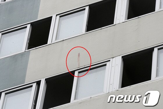 본문 이미지 - 13일 부산진구 모 아파트에서 여중생이 갓 출산한 영아를 흉기로 살해한 뒤 아파트 15층 밖으로 던진 충격적인 사건이 발생한 가운데 해당 아파트 건물 외벽에 혈흔이 남아있다. 2013.9.13/뉴스1 © News1 전혜원 기자