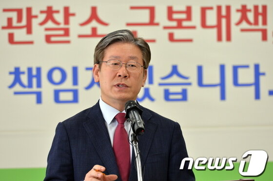 본문 이미지 - 이재명 성남시장이 12일 시청에서 기자회견을 갖고 보고관찰소 문제의 근본적 해결을 위한 민관 대책기구를 만들겠으며, 대책기구의 모든 논의는 시민에게 투명하게 공개하겠다고 발표했다. 이 시장은 