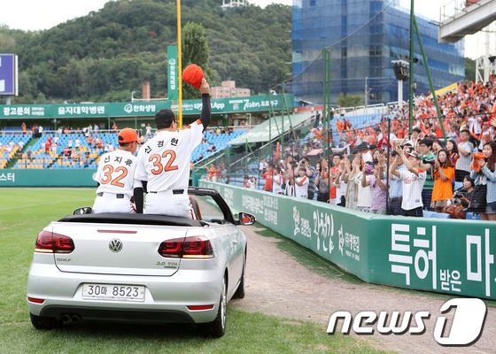 (서울=뉴스1) 한재호 기자 = 14일 오후 대전 한밭야구장에서 펼쳐진 2013 프로야구 한화 이글스와 삼성 라이온즈의 경기에 앞서 한화 포수 신경현의 은퇴식이 열렸다. 신경현이 …