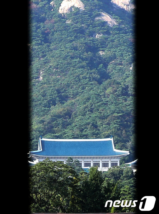 (서울=뉴스1) 이광호 기자 = 15일 오후 서울 세종로 빌딩 사이로 청와대가 보인다. 김한길 민주당 대표는 이날 긴급기자회견을 통해 박근혜 대통령과 여야 대표의 3자 회담에 참석 …