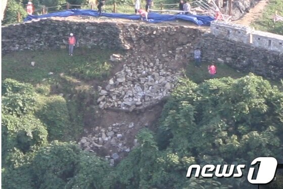 본문 이미지 - 사적12호인 백제문화제 공산성의 석축 일부가 폭우에 크게 무너져 내렸다. 문화재관리의 허점을 드러냈다. 뉴스1 이 단독으로 항공촬영한 모습 © News1 /공주=이영석 기자