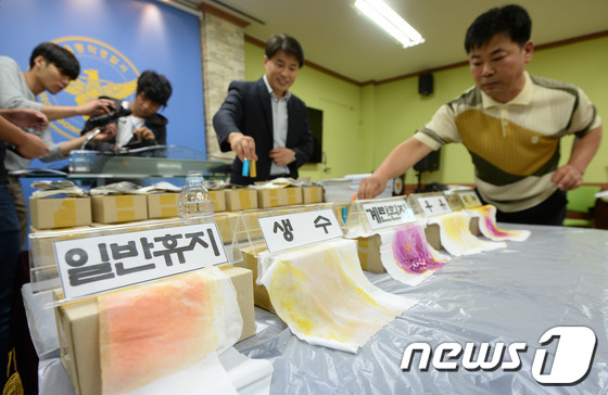 (서울=뉴스1) 박지혜 기자  = 16일 서울 동작경찰서에서 경찰관계자가 압수한 가짜 '불륜시약'을 시연하고 있다.동작경찰서는 이날 정액에 반응해 배우자의 속옷에 뿌리면 외도 여부 …