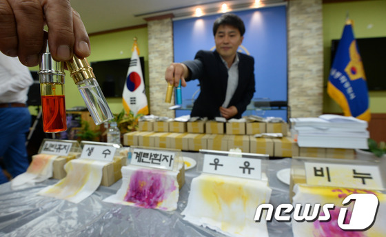 (서울=뉴스1) 박지혜 기자  = 16일 서울 동작경찰서에서 경찰관계자가 압수한 가짜 '불륜시약'을 들어보이고 있다.동작경찰서는 이날 정액에 반응해 배우자의 속옷에 뿌리면 외도 여 …