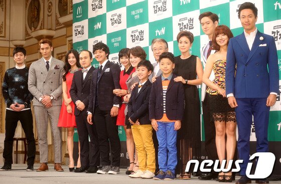 본문 이미지 - 16일 오후 서울 논현동 임피리얼팰리스호텔에서 열린 tvN '감자별2013QR3' 제작발표회에 참석한 연기자들이 포즈를 취하고 있다. 2013년 어느 날 지구로 날아온 의문의 행성 감자별 때문에 벌어지는 노 씨 일가의 좌충우돌 스토리를 담은 일일 시트콤으로 오는 23일 첫 방송된다.  2013.9.16 /뉴스1  © News1   