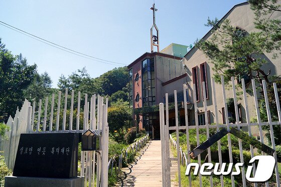 본문 이미지 - 한 원장이 운영하는 홍천 실로암 연못의 집 풍경. 현재 내부는 비어있다. 2013.9.16/뉴스1 © News1 권혜민 기자