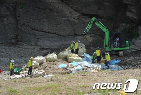 본문 이미지 - 지난 9월17일 오전 울산시 울주군 언양읍 대곡리 반구대암각화에서 발굴조사단이 물막이 공사를 하고 있다. 발굴조사단은 이번주부터 본격적인 발굴작업을 진행 중이다.2013.9.17/뉴스1 © News1 노화정 기자