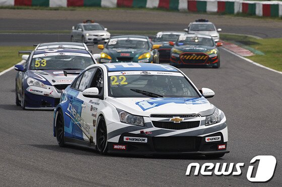 본문 이미지 - 2013 CJ헬로비전 슈퍼레이스 챔피언십서 경기중인 김진표 선수(사진제공=한국지엠)© News1  