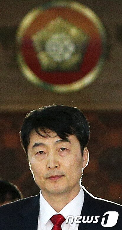 본문 이미지 - 내란음모 혐의로 사전구속영장이 청구된 통합진보당 이석기 의원이 2일 오후 국회에서 열린 정기국회 개회식에 참석하기 전 체포동의안과 관련한 입장을 밝힌 뒤 본회의장으로 향하고 있다.국회는 이날 정기국회 개회식 직후 여야 합의로 원포인트 본회의를 열어 이 의원에 대한 체포동의안 처리에 착수했다. 2013.9.2/뉴스1 © News1   오대일 기자