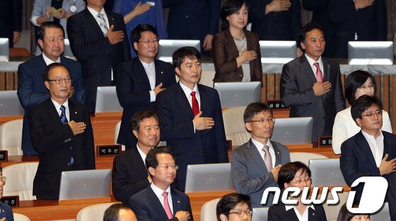 본문 이미지 - 내란음모 및 국가보안법 위반 등의 혐의로 사전구속영장이 청구된 이석기 통합진보당 의원이 2일 오후 서울 여의도 국회에서 열린 정기국회 개회식에 참석해 국민의례를 하고 있다. 2013.9.2/뉴스1 © News1   허경 기자