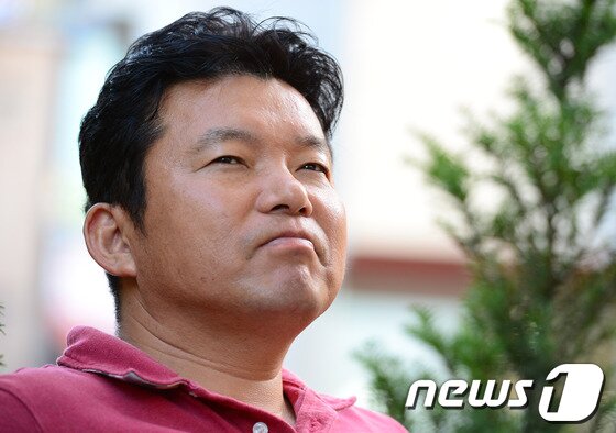 본문 이미지 - '몬주익의 영웅' 황영조 국민체육진흥공단 마라톤팀 감독이 2일 오후 서울 송파구 방이동 한 카페에서 뉴스1과 인터뷰 중 생각에 잠겨 있다.황 감독은 이달 29일 뉴스1과 함께 한강시민공원 잠실지구 청소년광장에서 '제2회 황영조-뉴스1 서울 마라톤대회'를 개최한다. 2013.9.2/뉴스1 © News1   정회성 기자