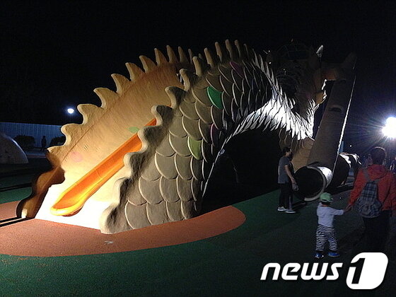 본문 이미지 - 미르놀이터에서 가장 인기가 많은 원통슬라이드 및 미끄럼틀© News1 이상길 기자   