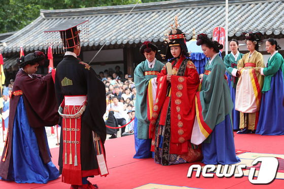 추석연휴인 21일 오후 서울 종로구 운니동 운현궁에서 고종과 명성황후의 가례(嘉禮) 재현 행사가 열리고 있다. 2013.9.21 머니투데이/뉴스1