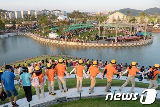 본문 이미지 - 지난 20일 순천정원박람회장에서 사상 최대규모의 강강술래가 열렸다. 이날 10만명이 넘는 관람객이 입장해 개장 후 1일 최다입장객 기록을 경신했다. © News1서순규기자