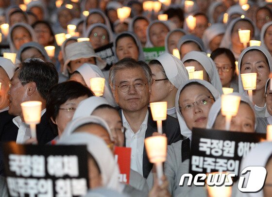 본문 이미지 - 문재인 민주당 의원이 23일 오후 서울광장에서 열린 '국정원 개혁과 정부의 회개를 촉구하는 시국미사'에 참석해 천주교정의구현전국사제단과 인사를 나누고 있다. 2013.9.23/뉴스1 © News1   박지혜 기자