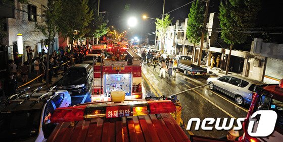 본문 이미지 - 23일 오후 11시45분께 대구시 남구 대명동의 한 페인트 가게에서 원인을 알 수 없는 폭발사고가 발생했다.이 사고로 주변에서 순찰 중이던 대구 남부경찰서 남대평파출소 소속 남모 경위와 전모 경사가 숨졌다. 경찰은 현재 정확한 사고 경위와 피해 규모 등을 조사하고 있다. 2013.9.24/뉴스1 © News1   김영진 기자