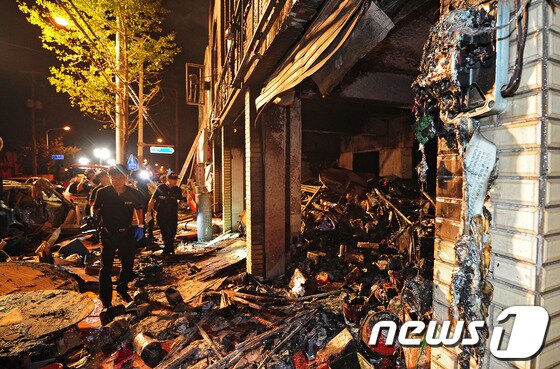 본문 이미지 - 23일 오후 11시45분께 대구시 남구 대명동의 한 페인트 가게에서 원인을 알 수 없는 폭발사고가 발생했다.이 사고로 주변에서 순찰 중이던 대구 남부경찰서 남대평파출소 소속 남모 경위와 전모 경사가 숨졌다. 경찰은 현재 정확한 사고 경위와 피해 규모 등을 조사하고 있다. 2013.9.24/뉴스1  © News1   김영진 기자