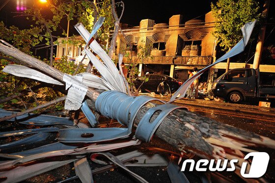 본문 이미지 - 24일 대구 대명동에 있는 페인트 가게에서 가스폭발 사고가 발생해 소방대원들이 구조작업을 벌이고 있다. 이 사고로 주변에서 순찰 중이던 대구 남부경찰서 남대평파출소 소속 남모 경위와 전모 경사가 숨졌다. 경찰은 현재 정확한 사고 경위와 피해 규모 등을 조사하고 있다. 2013.9.24/뉴스1 © News1   김영진 기자