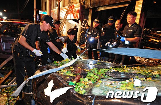 본문 이미지 - 23일 오후 11시45분께 대구시 남구 대명동의 한 페인트 가게에서 원인을 알 수 없는 폭발사고가 발생해 국과수 조사요원들이 현장감식을 하고 있다.이 사고로 주변에서 순찰 중이던 대구 남부경찰서 남대평파출소 소속 남모 경위와 전모 경사가 숨졌다. 경찰은 현재 정확한 사고 경위와 피해 규모 등을 조사하고 있다. 2013.9.24/뉴스1 © News1   김영진 기자