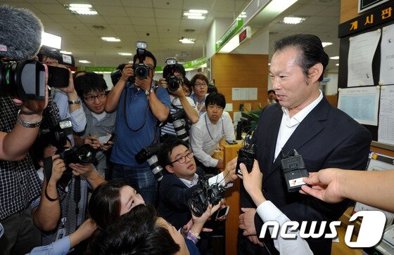 본문 이미지 - 이헌규 법무법인 삼우 변호사 사무실 직원 이기석 씨가 24일 오전 서초동 서울중앙지법 민원실에서 채동욱 검찰총장의 조선일보 상대 정정보도 청구 소송 소장을 접수 한 뒤 취재진의 질문에 답하고 있다. 2013.9.24/뉴스1 © News1   박정호 기자